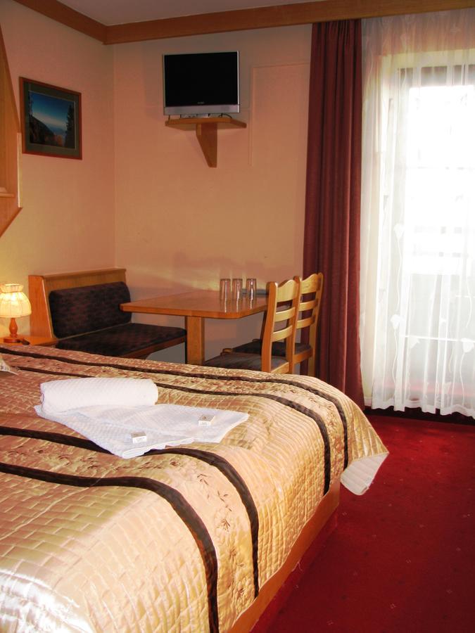 Hotel Alpinum Treffen Exterior photo